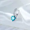 Brincos de Argola Coração: O novo design de nicho da Henson apresenta brincos de pino reto em forma de coração com zircônia incrustada de cobre e ear cuffs para piercing.