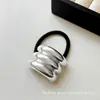 Elástico de cabelo minimalista e elegante em prata de alta elasticidade para mulheres, novo estilo com um visual sofisticado, adequado para rabos de cavalo e coques.