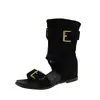 Botas Tratoradas de Salto Grosso Estilo Retrô para Mulheres, Novo Modelo Verão 2026 com Fivela Única e Aumento de Altura Oculto