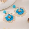 Pendientes exagerados estilo resort de metal y rafia con patrón de flor hueca, únicos y elegantes con un temperamento a la moda