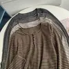 Camiseta Retrô de Manga Longa com Gola Henley e Listras Finas para Mulheres, Fechamento com Meio Botão e Bolso, Versátil em Várias Cores, Peça Básica