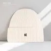 Chapéu Simples Estilo Japonês com Letra H para Mulheres Moda de Rua Chapéu de Tricô Outono e Inverno Quente Versátil Chapéu de Lã Chapéu para Frio Masculino Tendência