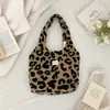 Bolso tote de moda estilo étnico para el día a día, bolso de hombro de felpa estampado casual de gran capacidad, bolso de estudiante para el hombro para la clase