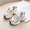 Sapatos de menina Tênis esportivo infantil Outono 2025 novo sapatos de pai para crianças pequenas malha respirável tênis de corrida para menina pequena