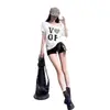 Camiseta de un hombro con estampado de leopardo y corazón estilo americano picante para mujer, ajuste holgado de verano, diseño adelgazante, top blanco sin hombros