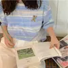 Camiseta de manga corta a rayas bordada con cuello redondo de oso para mujer, verano, nuevo estilo coreano ins, holgada, versátil, casual, top para estudiante