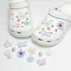 Nuevos dijes de resina para zuecos al por mayor: lindos diseños de dibujos animados, versátiles flores para zapatos de mariposa, flores de burbujas y decoraciones de animales