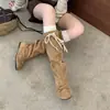 []2026 novas botas femininas de cadarço com laço, botas longas de bico redondo, botas de camurça emagrecedoras da moda