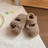 Sapatos fofos para meninas 2026, sapatos de algodão macio com bico fechado de pelúcia, slip-on quentes de inverno, sapatos de algodão macio com sola grossa e forro de fleece para crianças