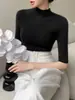 Elegante y ajustado nuevo abrigo para primavera y otoño, combinado con un top de punto para mujer de cuello medio y manga corta.