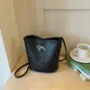 2026 Verano Nuevo Modelo Patrón Tejido Diseño de Nicho Bolso de Mano para Mujer Bolso Cubo de Color Sólido de Alto Valor Bolso de Hombro Único