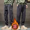 Calças casuais masculinas outono 2024 novas calças esportivas de veludo cotelê soltas Calças masculinas espessadas forradas de lã de inverno