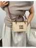 Bolsa de palha tecida tipo balde popular deste ano para mulheres, novidade de verão 2026, bolsa de ombro única com letra em cor contrastante, bolsa transversal versátil