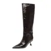 Botas de montar para mujer de cuero de grano superior repujado a mano, botas altas de caña larga, nuevo modelo de invierno, punta fina, tacón de aguja, botas altas hasta la rodilla para calzar