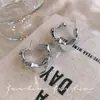 Brincos de Metal de Alta Qualidade para Mulheres 2025 Novo Estilo Quente Brincos de Luxo Acessível Design de Nicho Brincos Simples Elegantes