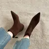 Botas curtas de pelúcia super macias estilo francês, botas versáteis e estilosas de corte justo, novas botas femininas de camurça elástica pontudas para outono e inverno de 2026