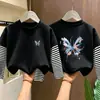 Camiseta de manga longa 100% algodão para meninas, nova para primavera e outono, camisa de base infantil, tamanho médio e grande, blusa infantil de duas peças falsas com desenho