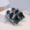 Sandalias Blandas de Moda para Niños 2026 Verano Nuevas Ligeras de Velcro Punta Abierta Zapatos de Playa para Niños Sandalias para Estudiantes