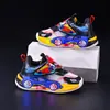 Tênis Infantis Cartoon com Luzes para Meninos para Primavera e Outono, Tênis de Corrida Luminous Confortáveis com Desenho de Carro Infantil, Modernos