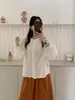 Colección Otoño 2026: Una camisa dulce y artística de manga larga con ribete de encaje, detalles bordados y un diseño calado, perfecta como top casual para mujer.
