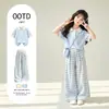 Conjunto casual de duas peças estilo japonês, xadrez azul, feminino, verão 2026, novo estilo, com gola, manga curta, reto, para meninas e crianças de todas as idades.