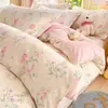 Nuevo juego de ropa de cama de cuatro piezas de algodón 100% con dibujos animados, juego de funda nórdica de algodón puro fresco estilo ins, juego de cama de tres piezas con sábana bajera para dormitorio