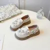 Sapatos de Couro da Moda para Primavera e Outono, Novo Estilo College para Meninas, com Laço de Strass, Salto Bloco Grosso de Solado Espesso, Slip-On Baixo para Uso ao Ar Livre