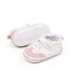 Fornecimento direto da fábrica outono novo versão coreana de bebê masculino e feminino para interior anti-chute sola macia confortável sapatos de criança sapatos de velcro