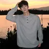 Nova Camiseta Henley Masculina de Cor Sólida com Manga Longa Estilo Americano Outono Inverno Nova Solta Pesada Tendência Solta