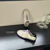 Zapatillas deportivas casual blancas tipo vintage para mujer, disponibles en stock, nuevos y versátiles, con cordones, suela suave, con aumento interno de altura, zapatillas de caña baja