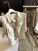 Camisa de seda chic com cadarço estilo francês, gola cachecol, manga longa, disponível em manga 3/4, nas cores branco e chá com leite, cor sólida, alta elasticidade