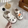 2026 Verano Nueva Moda Versátil Zapatos Huecos de Princesa para Niños Suela Suave Zapatos Desparejados Sandalias Cerradas para Niñas Zapatos Lindos