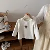 Conjunto de roupas finas de algodão para outono e inverno de bebês e crianças pequenas, conjunto de três peças com jaqueta pequena de algodão com gola virada e botões e calça de algodão, com estampa de cachorrinho de desenho animado para bebê
