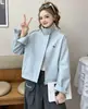 Chaqueta corta bordada estilo coreano con cuello mao para mujer, chaqueta con cremallera primavera 2026, chaqueta casual versátil y estilosa para mujeres petite, moderna