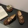 Sapatos Mary Jane femininos com aumento interno de 4cm, novo modelo outono/inverno 2026, sapatos de peça única com cobertura total, sola grossa retrô, adequados para combinar com saias, estilo Birkenstock