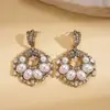 Pendientes Imitación Perla Europeos y Americanos con Diamantes, Diseño Redondo Hueco Geométrico de Aguja Plateada, Moda Exquisita Vintage, Pendientes de Lujo Ligero de Gama Alta