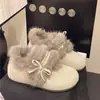 Tênis da moda com sola grossa e velcro, sapatos peludos estilo coreano 2026, sapatos de algodão forrados com fleece, sapatos de inverno que aumentam a altura com design de laço, novo estilo