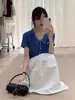 Tops Femininos Curtos de Malha com Listras e Gola de Lapela, Bordados de Flores Azuis, Manga Curta, Ajuste Justo, para Primavera e Verão