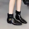 Botas Femininas de Cano Curto Botas de Moda Salto Baixo Salto Bloco 2026 Inverno Novo Marrom Bico Quadrado Fivela Estilosas Fashionáveis Botas de Cano Curto