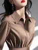 Primavera estilo europeu estilo estrangeiro chique nicho chique luxo leve alta qualidade envelhecimento redutor linda super-quente camisa de cintura marrom para mulheres