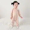 Novo macacão de seda de manga comprida, grosso, quente e confortável para bebês, perfeito para o outono e inverno, e pode ser usado como camada base ou pijama.