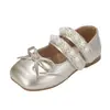 Sapatos de couro para meninas 2026 outono novo modelo sapatos de princesa estilo ballet para meninas pequenas com laço sapatos individuais infantis atacado