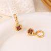 Hebilla de oreja con diseño de granada pequeña y exquisita chapada en cobre y oro real, personalidad, todo a juego, lujo ligero, aretes de circón rojo rosa, aretes nuevos