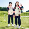Uniformes de Jardín de Infancia Estilo Británico Uniformes de Verano para Clase Deportiva Infantil Uniformes de Escuela Primaria Uniformes de Béisbol para Primavera y Otoño Conjunto de Tres Piezas