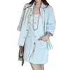 Conjunto de tres piezas Lilylik estilo commuter simple: chaqueta jacquard azul claro, pantalones de trabajo fluidos, camiseta de punto