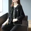 Elegante abrigo corto estilo coreano estilo Chanel para mujer Ropa de primavera y otoño nuevo diseño de moda cárdigan de punto con hebilla de perla