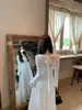 Tiro Real de la Nueva Falda Larga Base de Estilo Francés para Otoño e Invierno con Cuello Redondo, Sin Tirantes y Espalda Descubierta con Vestido Blanco 92037