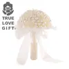 Cinta de Perlas Nupciales Atmósfera de Lujo Sosteniendo Flores en la Mano para Enviar a Amigos Regalos de Boda Fábrica de Artículos de Boda