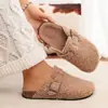 Pantuflas de algodón de felpa de talla grande estilo Birkenstock con punta cerrada para mujer, nuevo modelo Otoño/Invierno 2026, zapatos cálidos de algodón tipo slip-on de madera blanda para mujer