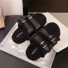 Versátiles 2026 de suela blanda, de moda, planas, nuevas pantuflas para mujer con doble tira, punta abierta, zapatos peludos de otoño con hebilla metálica